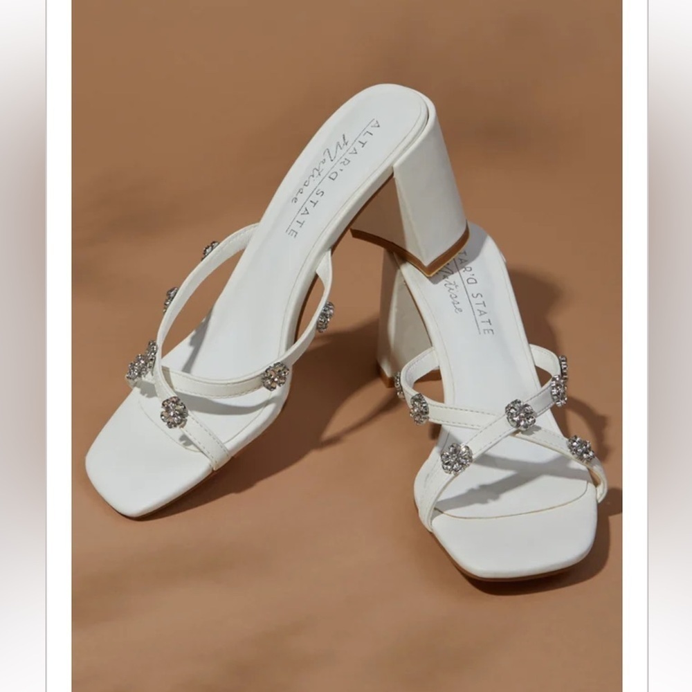 Brand new altard state Lainey floral heels in white